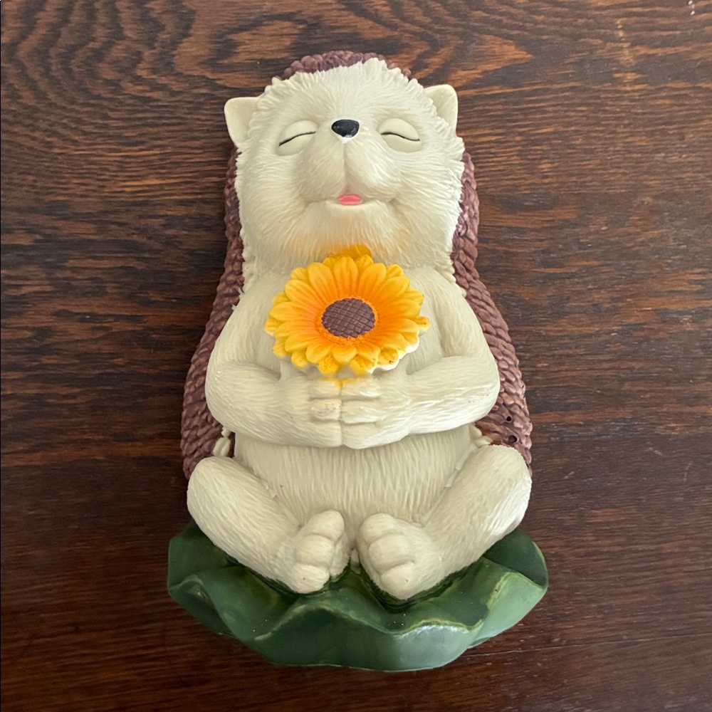 NWT- Adorable Hedgehog 🦔 Garden Figurine with Sunflower 🌻 - Picture 8 of 10